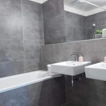 Сasa de vacaciones Stylish Invalidovna Apartment With Free Parking *